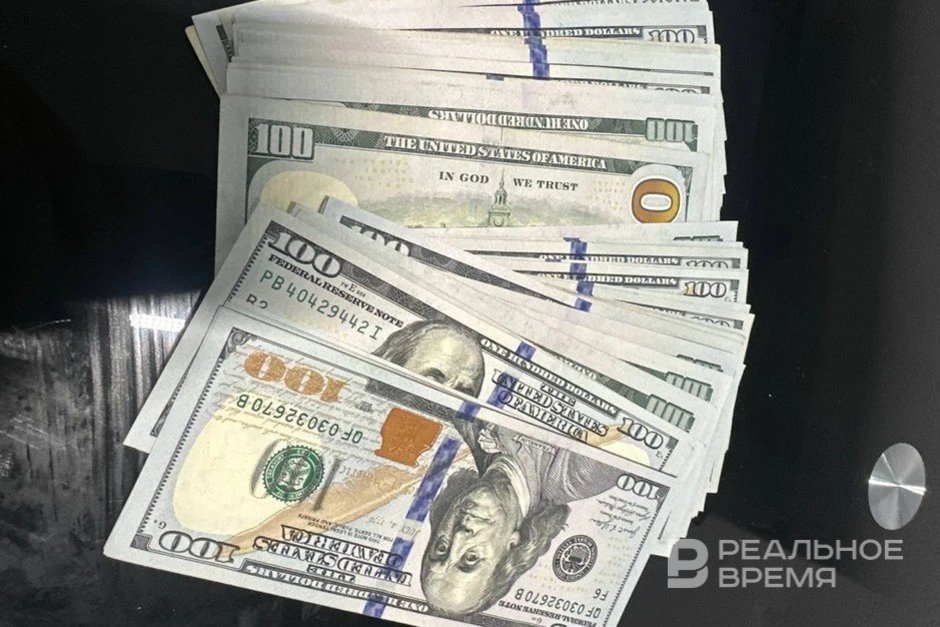 Центробанк снизил курс доллара до 81,14 рубля