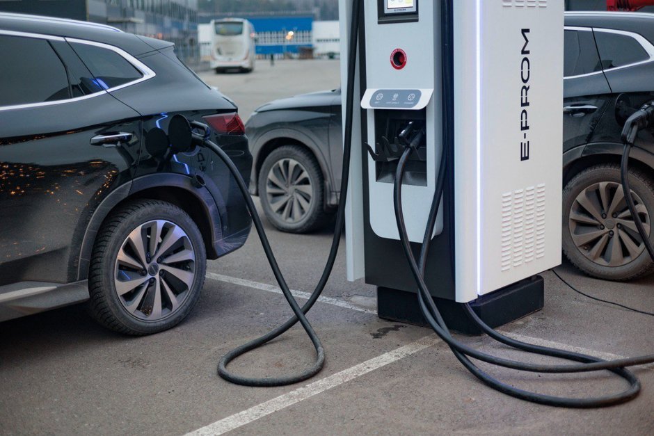 «Говорящие» с электромобилями: «Сетевая компания» строит сеть зарядных станций с искусственным интеллектом