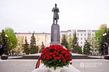 Рустам Минниханов возложил цветы к памятнику Габдулле Тукаю в Казани