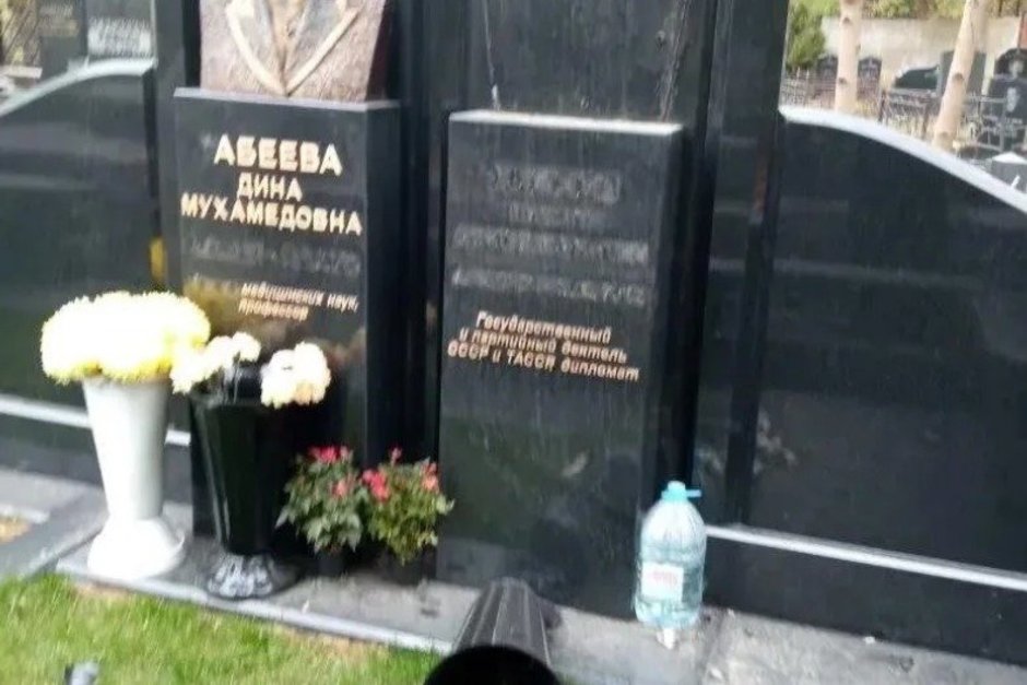 На Даниловском кладбище осквернили памятник Фикряту Табееву