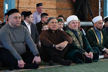 Раис Татарстана прочитал праздничный намаз в отреставрированной мечети села Айбаш Высокогорского района