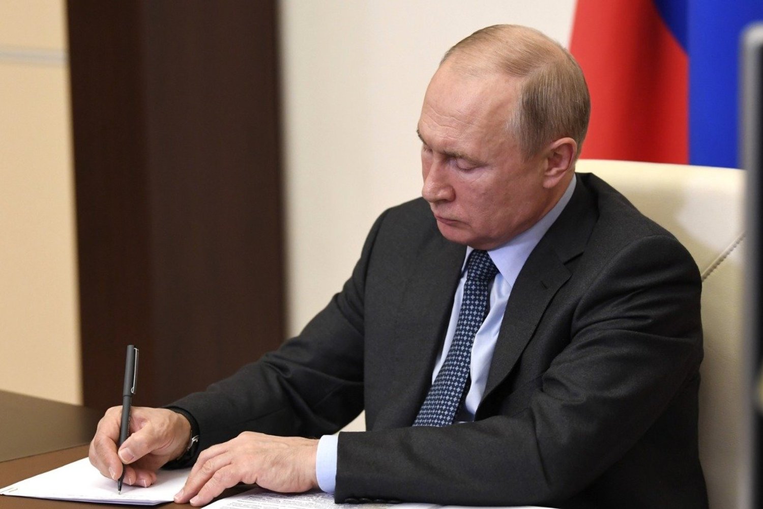 Путин поручил рассмотреть увеличение срока записи к врачу через «Госуслуги»