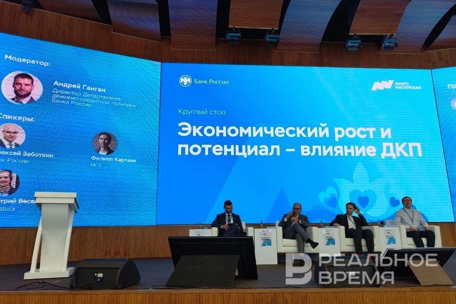 Искусственный интеллект в макроэкономике: от экспериментов ЦБ до гибридных моделей