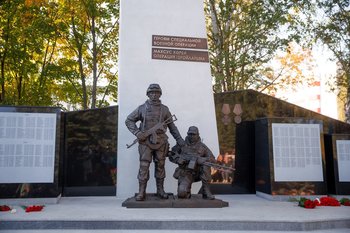 «Остановись, путник, посмотри, поклонись»