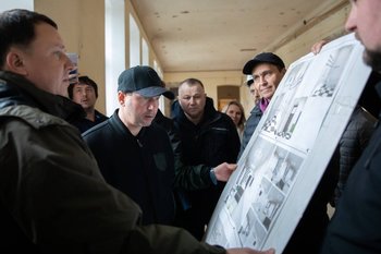 Владимир Леонов и Марат Айзатуллин посетили строительство Центра фигурного катания