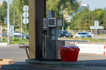 Минниханов поручил проверить логистику и работу АЗС Казани на фоне километровых очередей