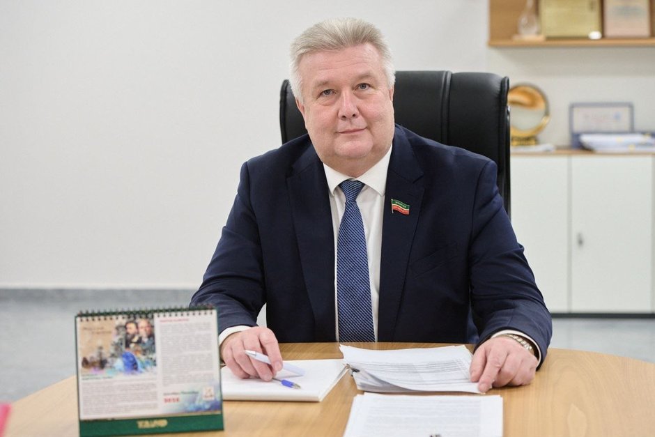 Эдуард Галеев поздравил коллег с Днем энергетика