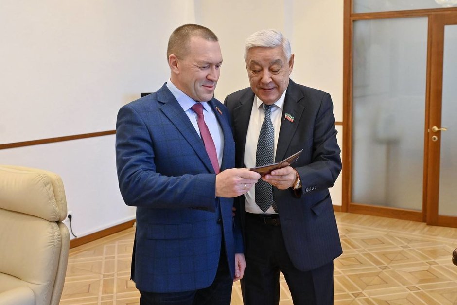 Мухаметшин вручил Ринату Фазылову удостоверение зампредседателя профильного Комитета