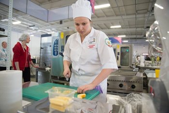 Штат школьных столовых в Казани укомплектован работниками лишь на 59%