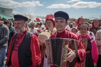 На Каравоне в селе Никольское Минниханов сыграл в традиционные русские игры