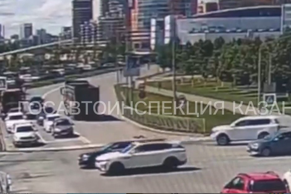 В Казани 13-летняя девочка пострадала в ДТП с грузовиком — видео