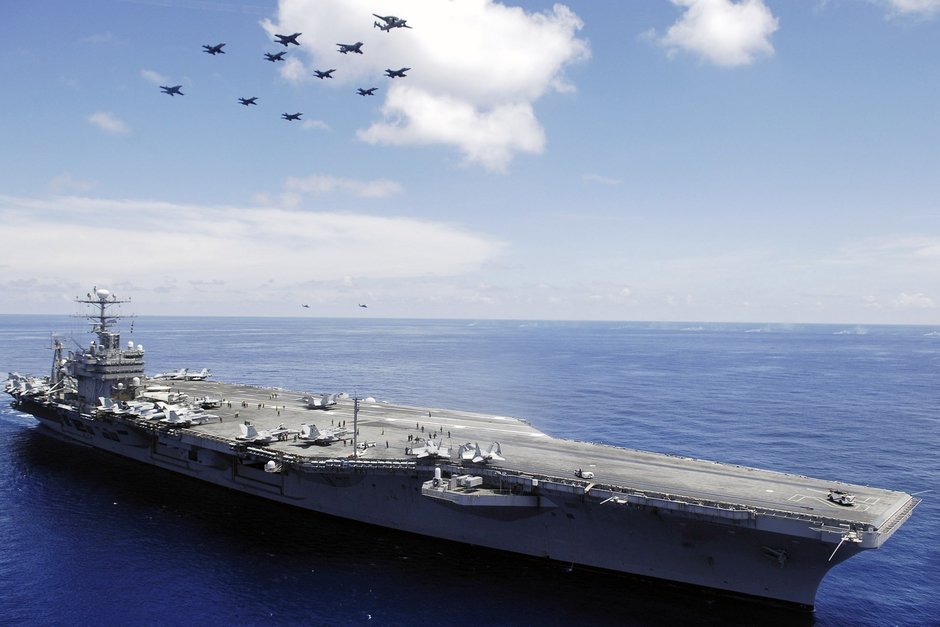 Иран атаковал баллистическими ракетами авианосец США