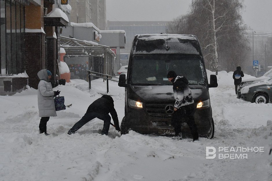 В Казани с начала зимы было израсходовано 15,1 тыс. тонн противогололедных материалов