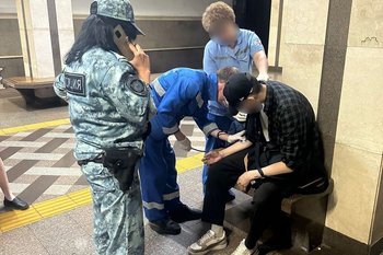 В казанском метрополитене мужчина почувствовал себя плохо и упал на рельсы