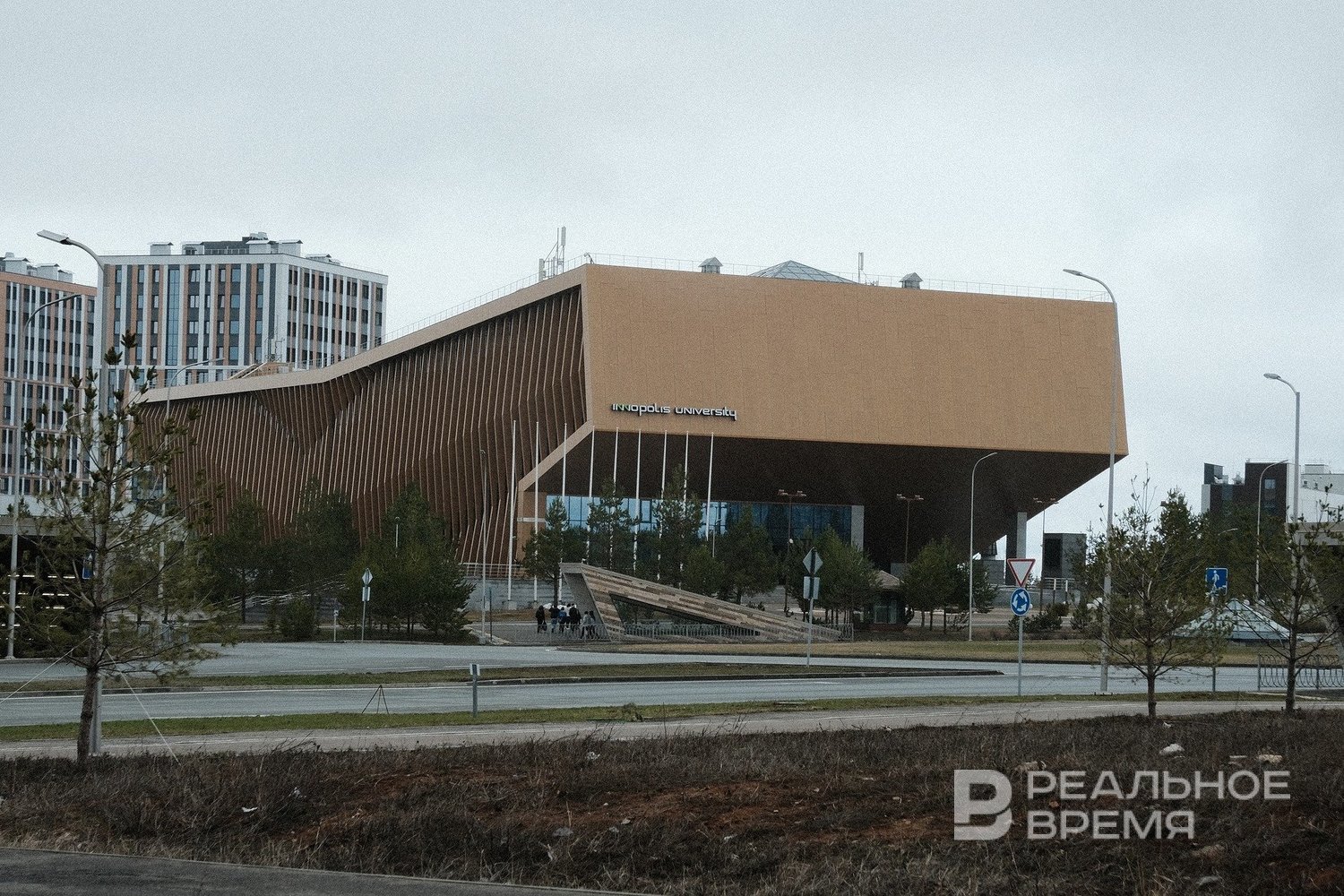 Правительство утвердило специальности с ограничением платного приема в вузы