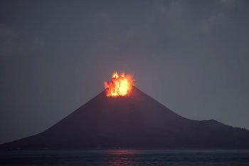 На Северных Курилах вулкан Эбеко выбросил пепел на высоту 2,5 км