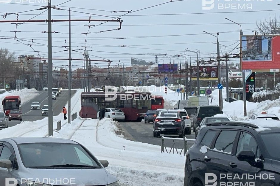 В Казани из-за трамвая, сошедшего с рельсов, образовалась пробка на Гвардейской