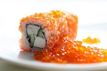 Два татарстанца взыскали более 120 тысяч с суши-бара за отравление роллами