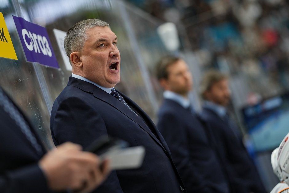 Гатиятулин ушел с последнего места рейтинга тренеров КХЛ