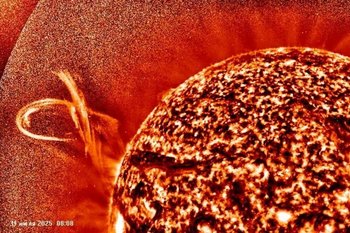 Ученые зафиксировали редкий двойной выброс гигантских протуберанцев на Солнце