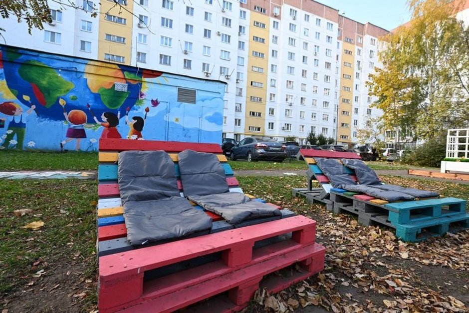 Жители казанского двора своими силами создали кинотеатр под открытым небом и мастерскую