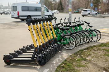 В России предложили увеличить штраф до 100 тысяч рублей за езду на самокате вдвоем и передачу руля детям