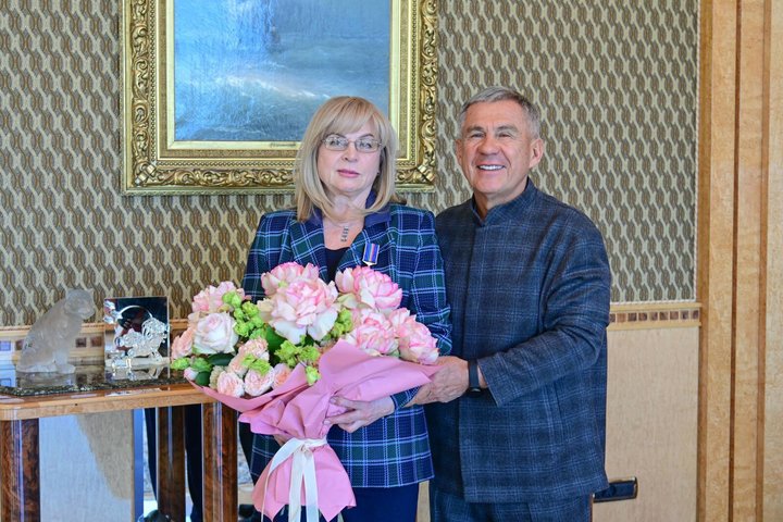 Рустам Минниханов вручил Элле Памфиловой орден «Дуслык»