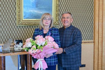 Рустам Минниханов вручил Элле Памфиловой орден «Дуслык»