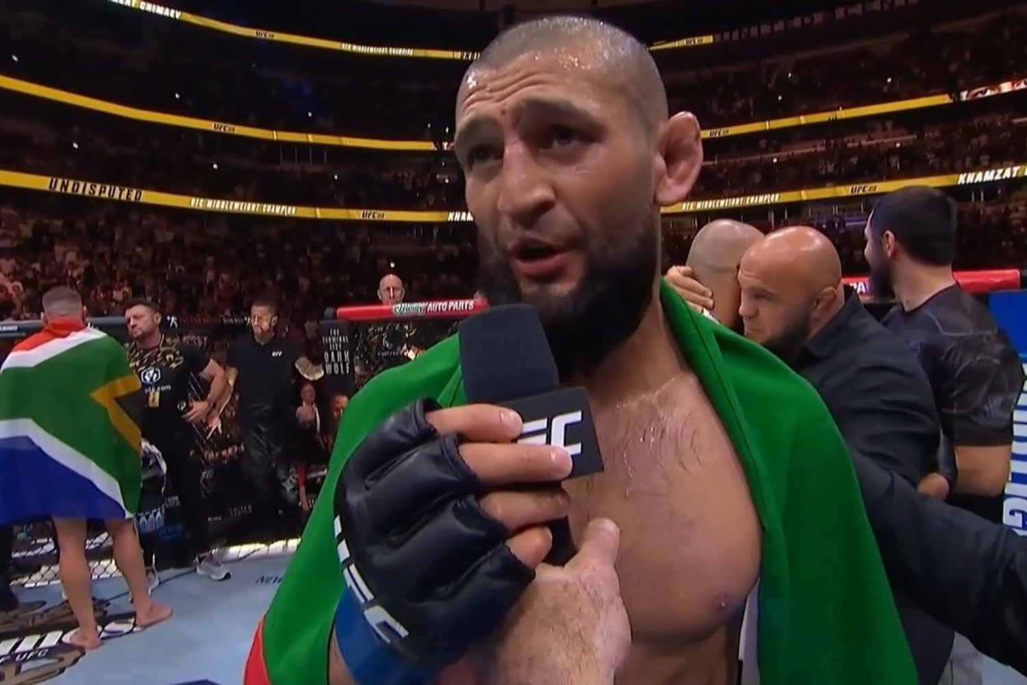 Хамзат Чимаев завоевал титул чемпиона UFC в среднем весе