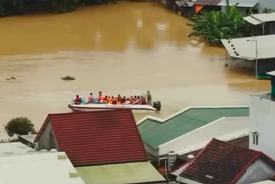 Число жертв наводнений во Вьетнаме достигло 90 человек