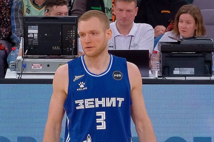 Баскетболист Денис Захаров подписал контракт с УНИКСом