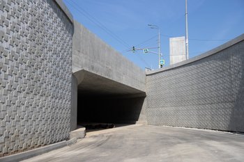 «Объект планируем сдать в установленные сроки»: готовность обновленного Горьковского шоссе составляет 80—90%