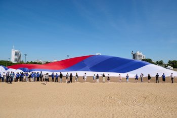В Казани развернули самый большой в Поволжье российский флаг