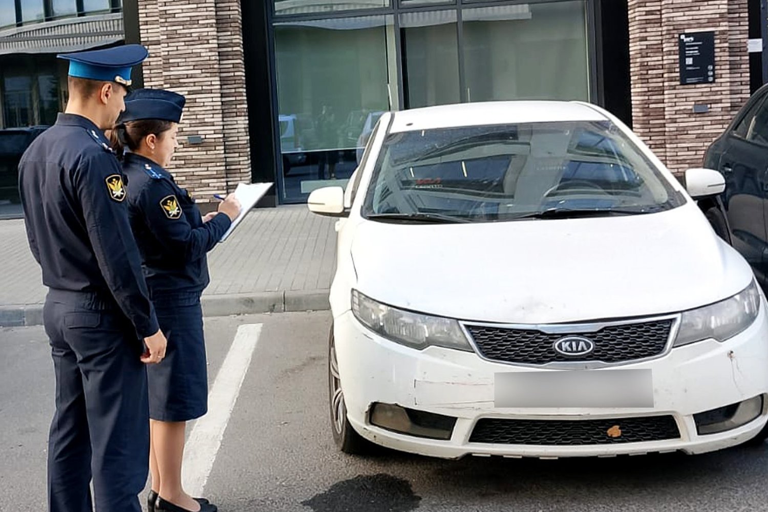 В Казани у девушки должника по алиментам арестовали авто возле салона красоты