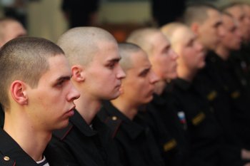 Госдума одобрила во втором чтении законопроект о круглогодичном призыве