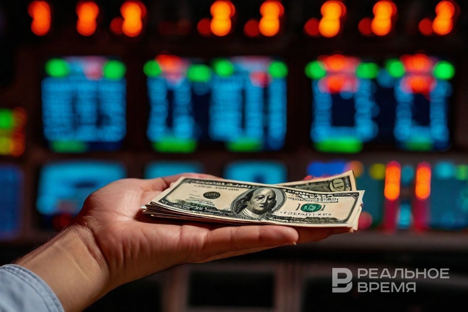 ЦБ продлил ограничения на снятие наличной иностранной валюты до марта 2026 года