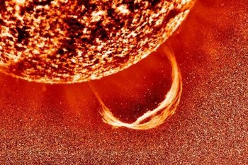 От Солнца оторвался протуберанец