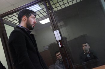 Суд Казани посадил мигрантов из Таджикистана за осквернение фасада КФУ