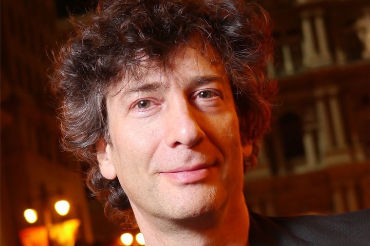 Бывшая няня сына Нила Геймана подала на него в суд за сексуальное насилие и требует 1 млн долларов