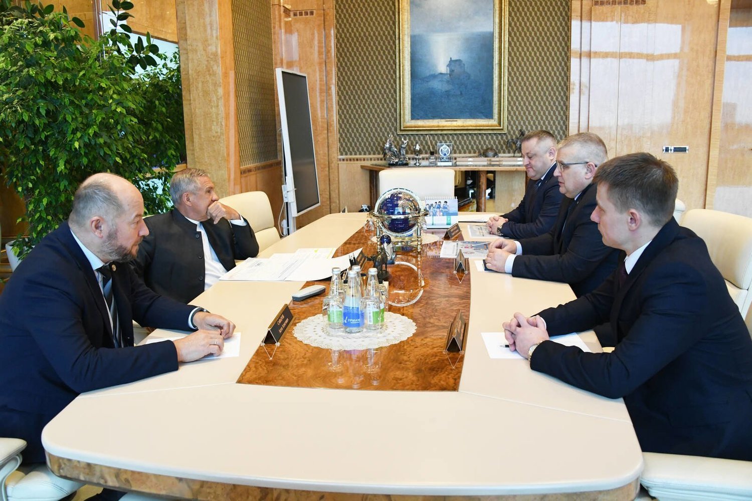Рустам Минниханов обсудил безопасность с главой Погрануправления ФСБ