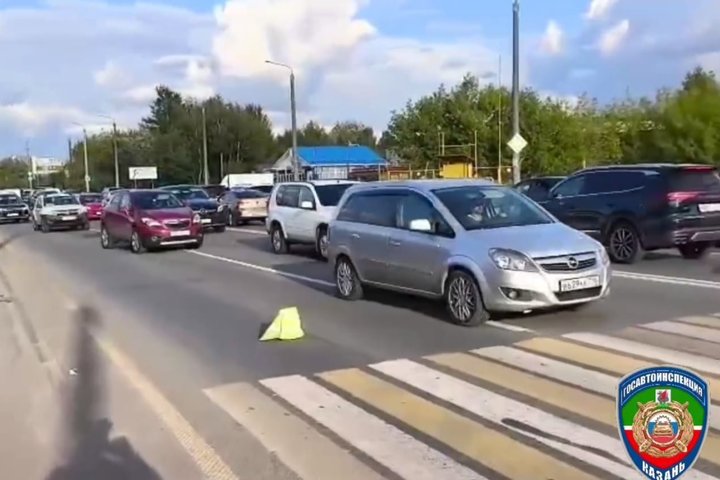 В Казани такси сбило самокатчика на «зебре»