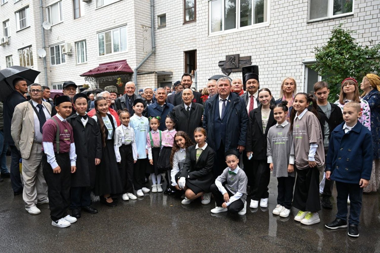 Раис Татарстана Минниханов и мэр Казани Метшин открыли мемориальную доску Туфану Миннуллину