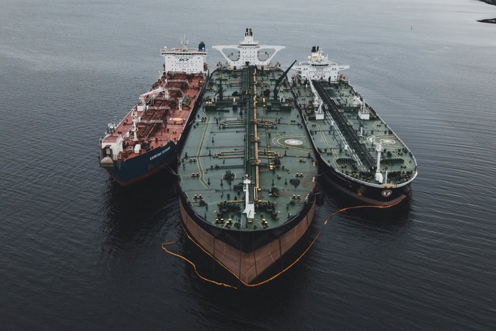 Путин назвал задержание танкера под флагом Бенина Францией "пиратством"