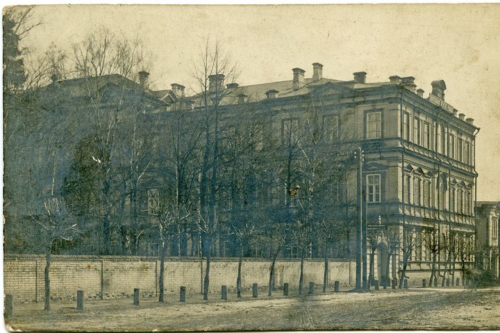 Гид по улице Бутлерова: хирург Вишневский, дочери епархии и дебют Токаревых