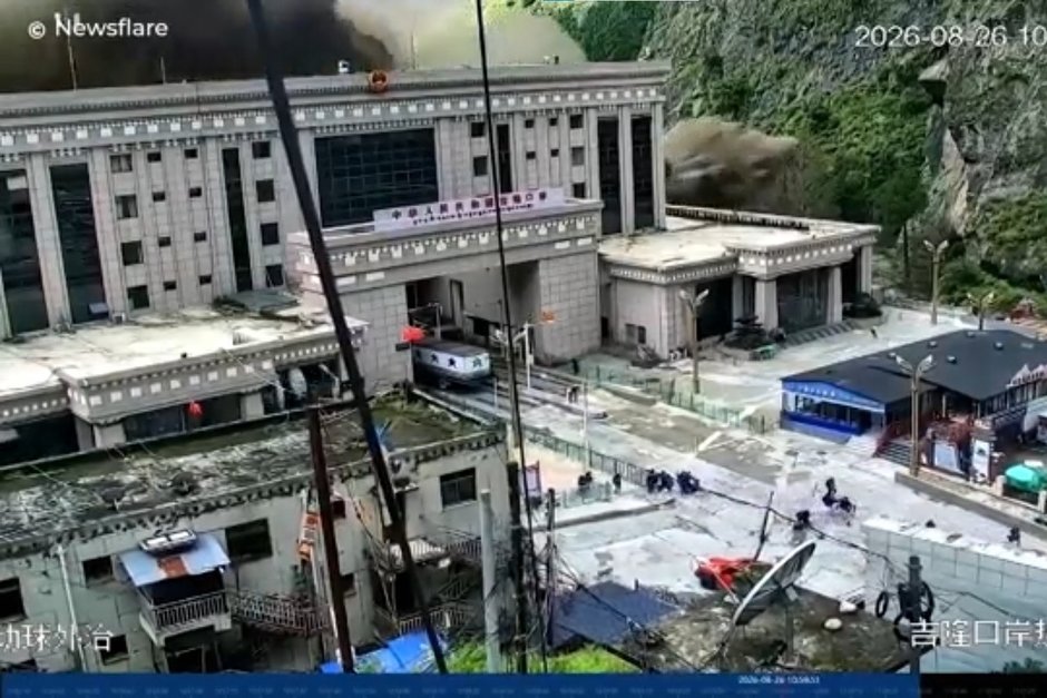 Восемь российских туристов пропали после наводнения в Непале
