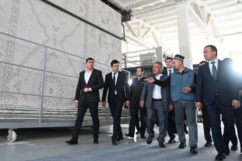 Рустам Минниханов посетил производства Termez National Carpets и компании «Лето»
