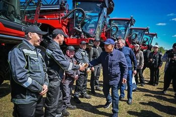 Рустам Минниханов проверил ход весенне-полевых работ в Пестречинском районе Татарстана