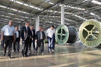 Минниханов ознакомился с производством алюминиевого профиля и силовых кабелей в Навои