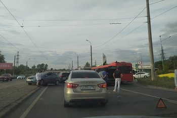 В Ульяновской области грузовой поезд сбил легковушку