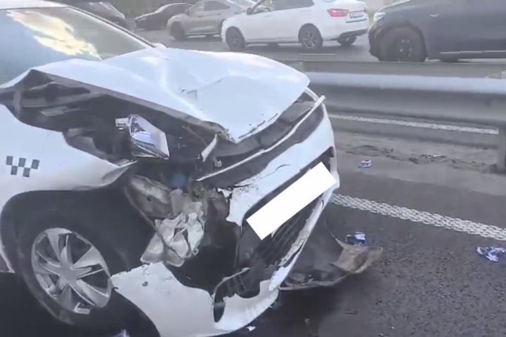 В Казани такси врезалось в стоящую на Ленинской дамбе Lada, пострадала женщина